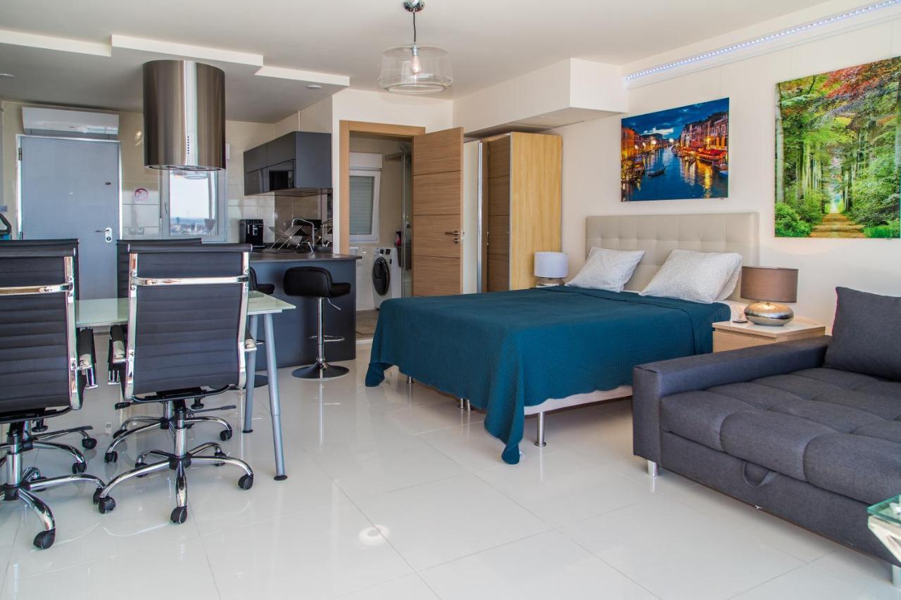 Apartemen First Line P. Banus Sleeps 4