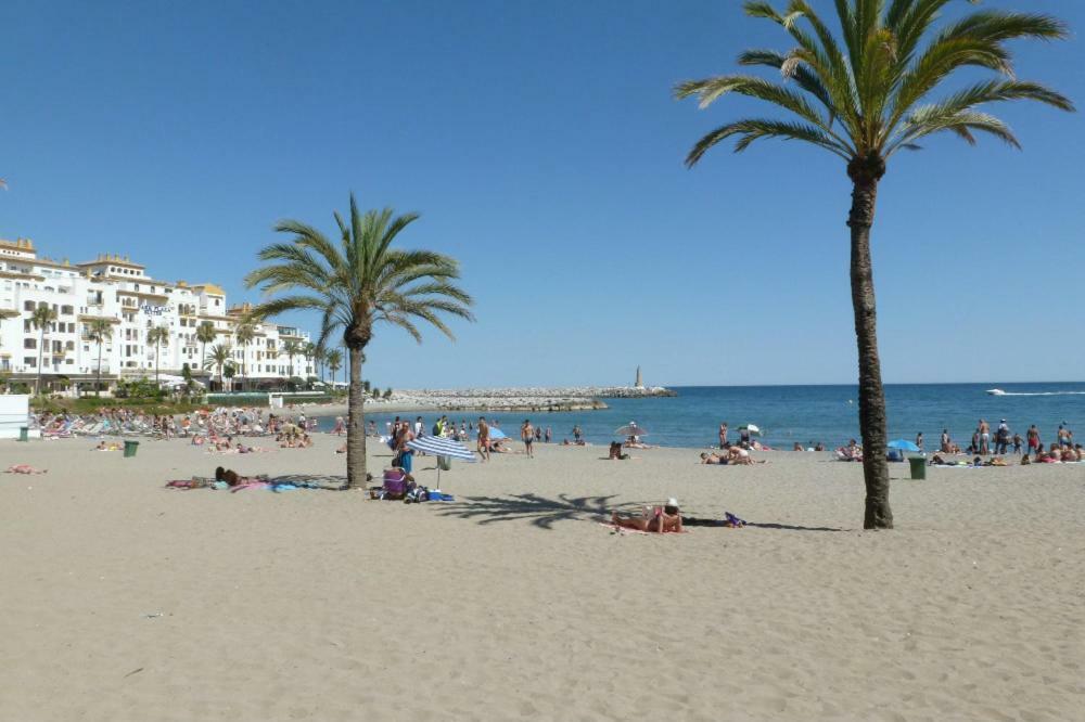 Apartemen First Line P. Banus Sleeps 4